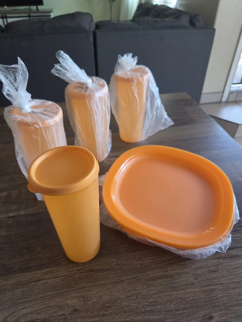 Tupperware Reheatable Luncheon Plates Set of 4 in Orange With 4 16onz Cups W Lid